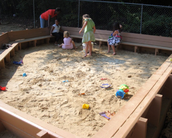 Area Bermain Pasir untuk Anak